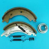 Twin Axle Set of Brake Shoes with Hub Nuts for Ifor Williams LM85G